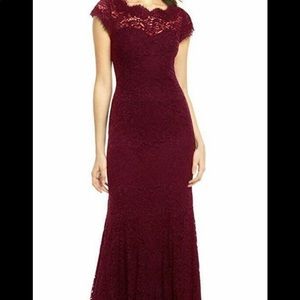 Rephyllis Dress Burgundy Lace Gown Stretch Mermaid Sweetheart Neck NWT